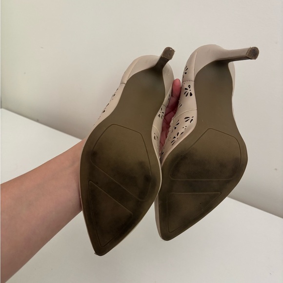 LC Lauren Conrad Women's Beige Floral Heels - Picture 4 of 4